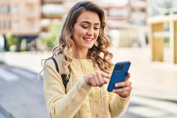 Молода Жінка Турист Посміхається Впевнено Використовуючи Смартфон Вулиці — стокове фото