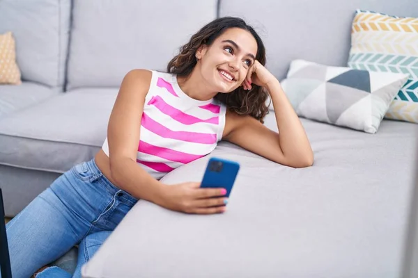 Junge Schöne Hispanische Frau Sitzt Hause Mit Smartphone Auf Dem — Stockfoto