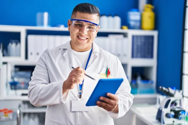 Joven Científico Latino Sonriendo Confiado Usando Touchpad Laboratorio — Foto de Stock