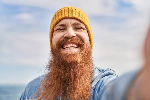 Jonge Roodharige Man Glimlachen Zelfverzekerd Maken Selfie Door Camera Aan — Stockfoto