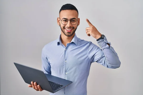 Jovem Hispânico Trabalhando Usando Laptop Computador Sorrindo Espantado Surpreso Apontando — Fotografia de Stock