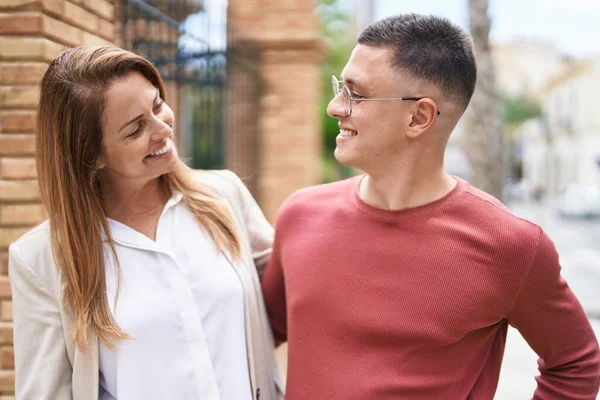 Hombre Mujer Madre Hijo Abrazándose Calle —  Fotos de Stock