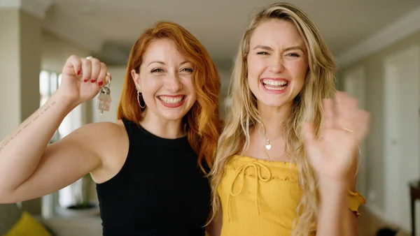 Две Женщины Улыбаются Уверенно Держа Ключ Нового Дома — стоковое фото