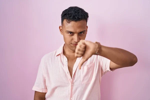 Junger Hispanischer Mann Der Vor Rosa Hintergrund Steht Sieht Unglücklich — Stockfoto