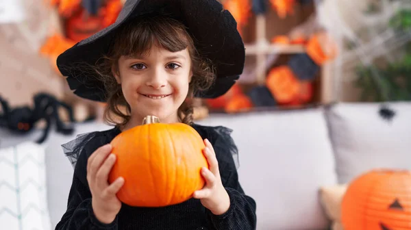 Adorável Hispânico Menina Ter Halloween Festa Segurando Abóbora Casa — Fotografia de Stock