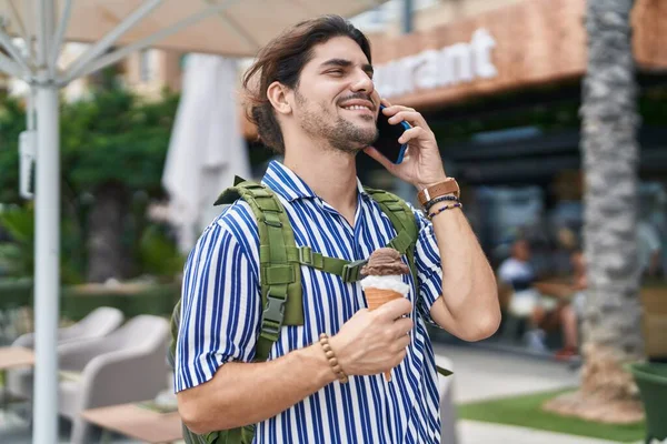 Jeune Homme Hispanique Touriste Parler Sur Smartphone Manger Crème Glacée — Photo