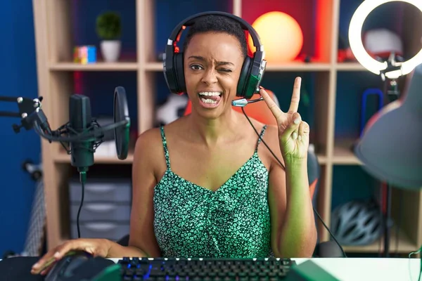Mujer Afroamericana Jugando Videojuegos Sonriendo Con Cara Feliz Guiñando Ojo —  Fotos de Stock