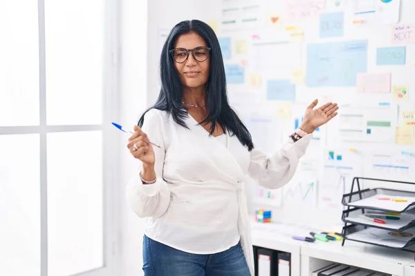 Middle Age Hispanic Woman Business Worker Speaking Office — Stock Photo, Image