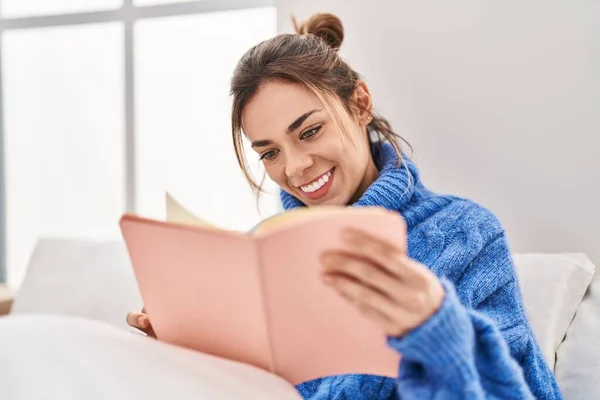 Νεαρή Όμορφη Ισπανόφωνη Γυναίκα Διαβάζει Βιβλίο Κάθεται Στο Κρεβάτι Στο — Φωτογραφία Αρχείου