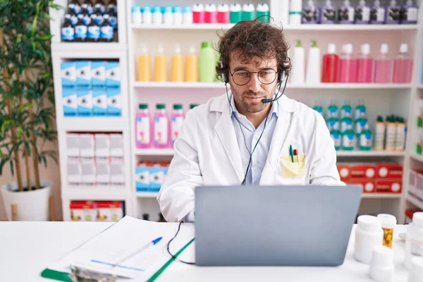 Jovem Hispânico Trabalhando Farmácia Farmácia Trabalhando Com Laptop Pensando Atitude — Fotografia de Stock