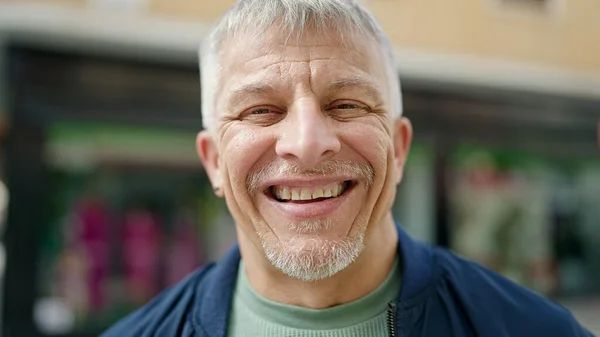 Hombre Pelo Gris Mediana Edad Sonriendo Confiado Pie Calle — Foto de Stock