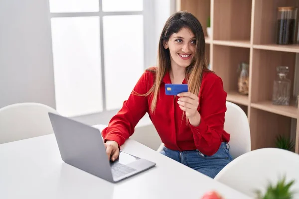 Молода Іспаномовна Жінка Використовує Ноутбук Кредитну Картку Вдома — стокове фото