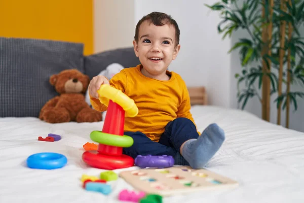 Schattige Latino Jongen Spelen Met Hoepels Spel Zitten Bed Slaapkamer — Stockfoto