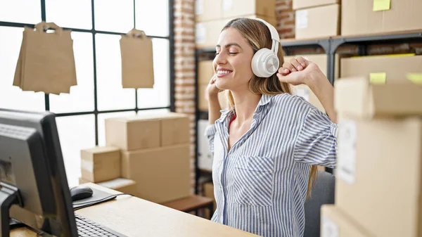 Mujer Rubia Joven Comercio Electrónico Trabajador Negocios Escuchando Música Bailando — Foto de Stock