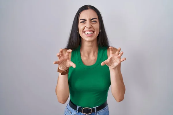 Jonge Vrouw Staan Geïsoleerde Achtergrond Lachen Grappig Doen Klauw Gebaar — Stockfoto