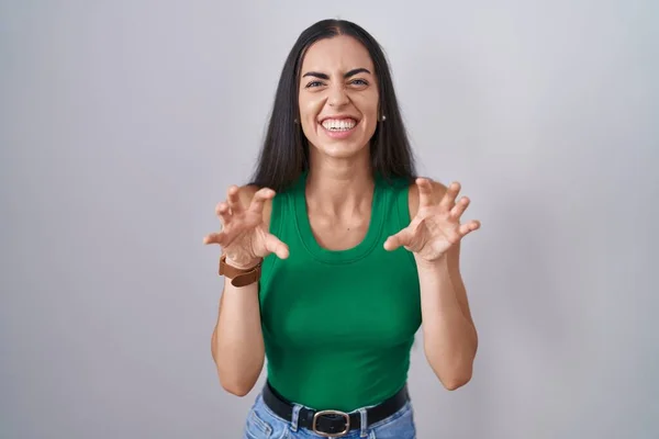 Giovane Donna Piedi Sfondo Isolato Sorridente Divertente Facendo Gesto Artiglio — Foto Stock