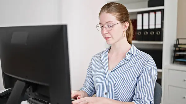 若いブロンドの女性のビジネスワーカーは オフィスで働くコンピュータを使用して — ストック写真