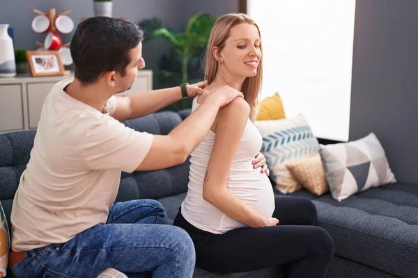 Uomo Donna Coppia Attesa Bambino Massaggiare Nuovo Casa — Foto Stock