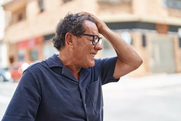 Orta Yaşlı Bir Adam Hastalıklı Bir Ifadeyle Sokakta Duruyor — Stok fotoğraf