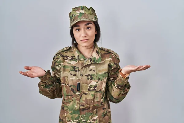 Jonge Zuid Aziatische Vrouw Draagt Camouflage Leger Uniform Onwetend Verward — Stockfoto