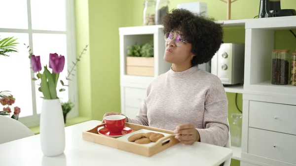 Jong Afrikaans Amerikaans Vrouw Ontbijten Zitten Tafel Thuis — Stockfoto