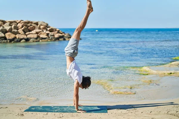 Joven Hispano Entrenando Pie Manos Pose Yoga Playa — Foto de Stock