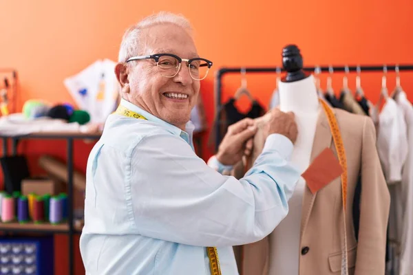 Orta Yaşlı Gri Saçlı Terzi Atölyede Kendine Güvenen Bir Ceket — Stok fotoğraf