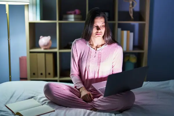 Young Hispanic Woman Using Computer Laptop Bed Depressed Worry Distress — Stock Photo, Image
