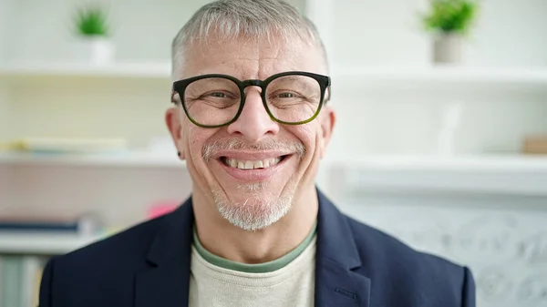 Der Grauhaarige Mann Mittleren Alters Lächelt Selbstbewusst Und Steht Hörsaal — Stockfoto