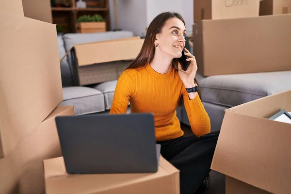 Young Caucasian Woman Using Laptop Talking Smartphone New Home — Stock Photo, Image