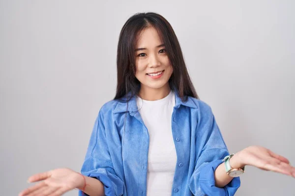Jonge Chinese Vrouw Staan Witte Achtergrond Glimlachend Vrolijk Aanbieden Van — Stockfoto