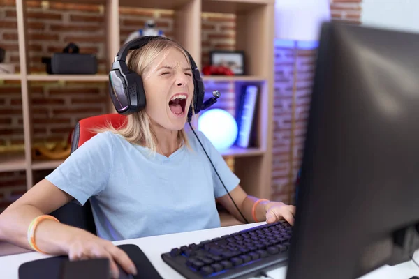 Mujer Caucásica Joven Jugando Videojuegos Con Auriculares Enojado Loco Gritando — Foto de Stock