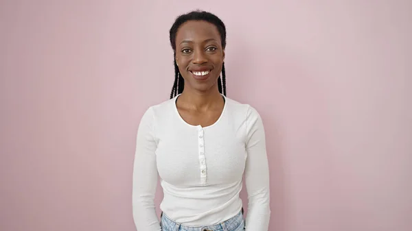 Αφροαμερικανή Γυναίκα Χαμογελά Αυτοπεποίθηση Στέκεται Πάνω Από Απομονωμένο Ροζ Φόντο — Φωτογραφία Αρχείου