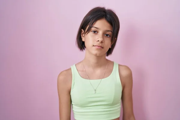 Junges Mädchen Vor Rosa Hintergrund Entspannt Mit Ernstem Gesichtsausdruck Einfacher — Stockfoto