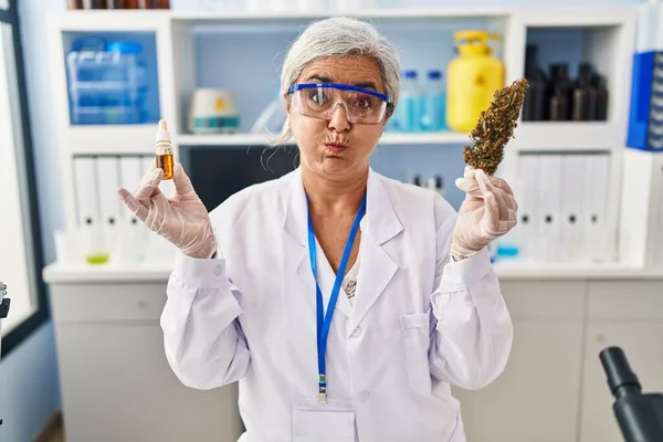 Orta Yaşlı Kır Saçlı Bir Kadın Laboratuvarda Komik Suratlı Yanaklarını — Stok fotoğraf