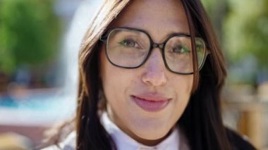 Parkta kendine güvenen güzel, İspanyol bir kadın.