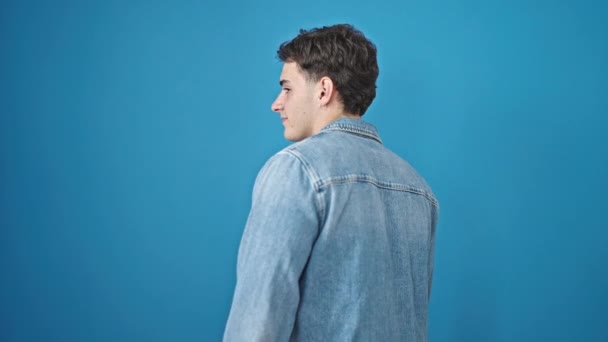 Mladý Hispánec Muž Usměvavý Sebevědomě Stojící Nad Izolované Modré Pozadí — Stock video