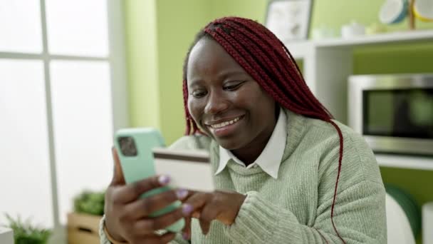 Mulher Africana Com Cabelo Trançado Usando Smartphone Cartão Crédito Sala — Vídeo de Stock