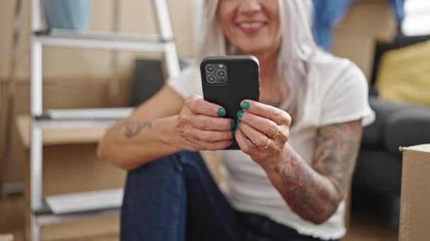 Mujer Pelo Gris Mediana Edad Usando Teléfono Inteligente Sentado Piso — Vídeo de stock