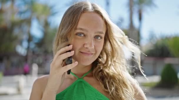 Ung Blond Kvinna Ler Säker Talar Smartphone Gatan — Stockvideo