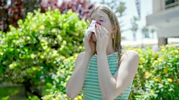 Молодая Блондинка Чихает Аллергии Парке — стоковое видео