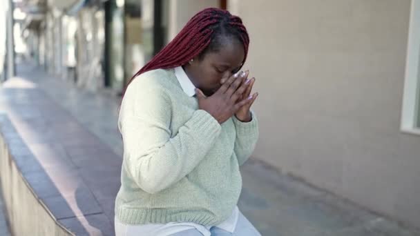 Mulher Africana Com Cabelo Trançado Com Expressão Triste Rua — Vídeo de Stock