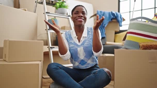 Африканская Американка Улыбается Уверенно Сидя Скрещенными Руками Новом Доме — стоковое видео