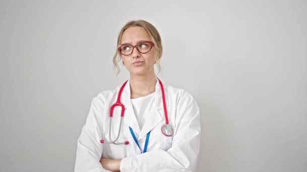 Nuori Blondi Nainen Lääkäri Seisoo Epäilevästi Ilme Ajattelu Yli Eristetty — kuvapankkivideo