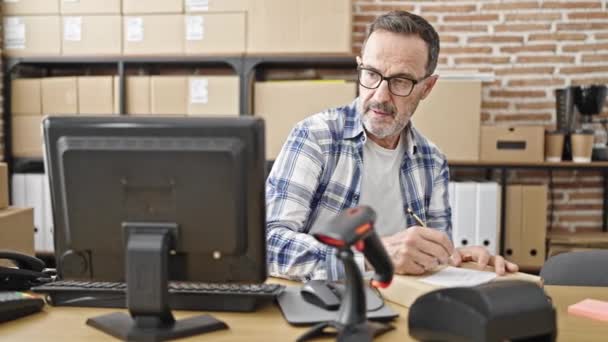 Hombre Mediana Edad Comercio Electrónico Trabajador Negocios Utilizando Escritura Computadoras — Vídeos de Stock