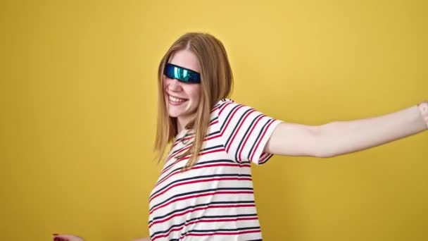 Молода Блондинка Посміхається Впевнено Носить Окуляри Віртуальної Реальності Танцюючи Над — стокове відео