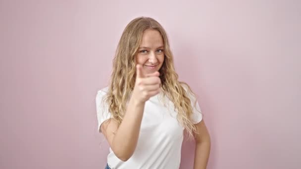 Joven Mujer Rubia Sonriendo Confiada Haciendo Llámame Gesto Con Mano — Vídeos de Stock