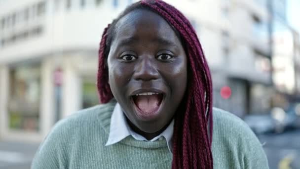 Saçları Örgülü Gülümseyen Ağzı Kapalı Elleri Sokakta Gezen Afrikalı Kadın — Stok video