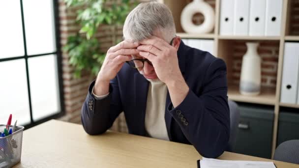 Orta Yaşlı Kır Saçlı Adamı Ofisteki Masada Otururken Strese Girdi — Stok video