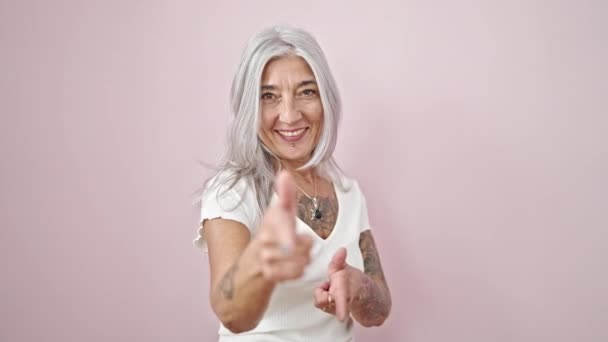 Середнього Віку Сіроока Жінка Посміхається Впевнено Вказуючи Пальцями Камеру Над — стокове відео